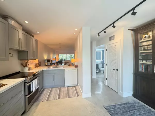 Delray Beach, FL 33445,2320 SW 22nd AVE 212