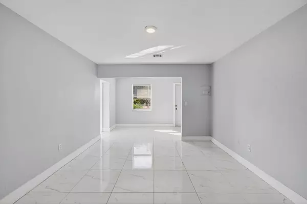 Lake Worth Beach, FL 33460,614 N E ST