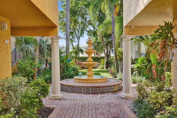 1020 Lake Shore DR 105, Lake Park, FL 33403