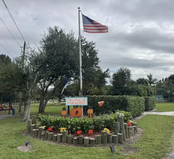 251 SE SE Paradise PL, Stuart, FL 34997