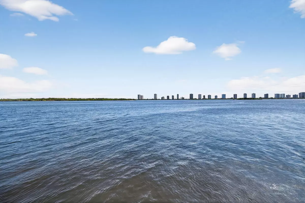 North Palm Beach, FL 33408,105 Paradise Harbour BLVD 102