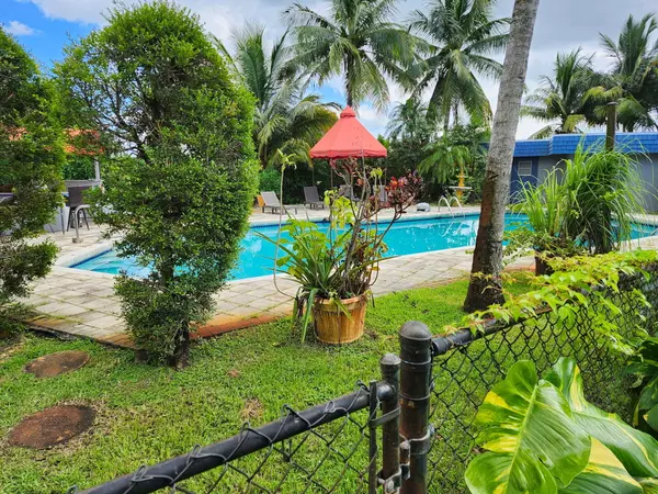 5104 E White Oak LN, Tamarac, FL 33319