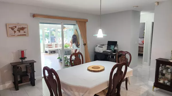 Port Saint Lucie, FL 34983,562 SE Majestic TER