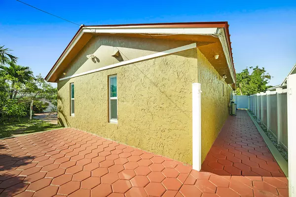 Dania Beach, FL 33312,4548 SW 28th WAY