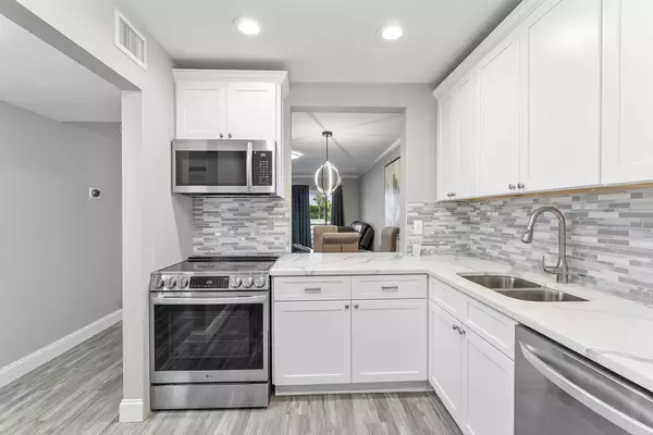 118 Lake Constance DR, West Palm Beach, FL 33411