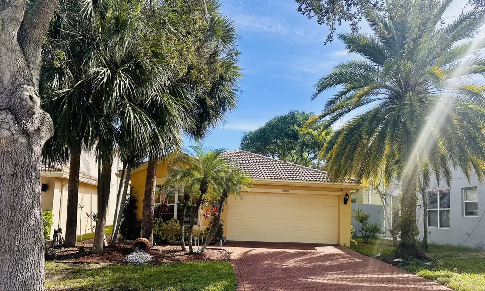 5200 Rising Comet LN, Greenacres, FL 33463