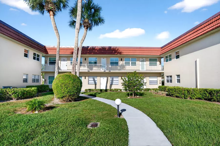 108 Spring Lake CT 203, Vero Beach, FL 32962
