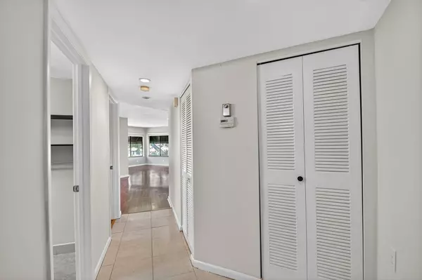 Boynton Beach, FL 33437,5040 Rose Hill DR 206