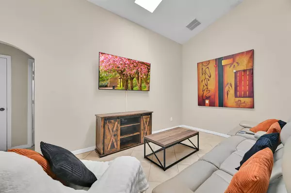 Port Saint Lucie, FL 34986,562 SW Saint Martins CV