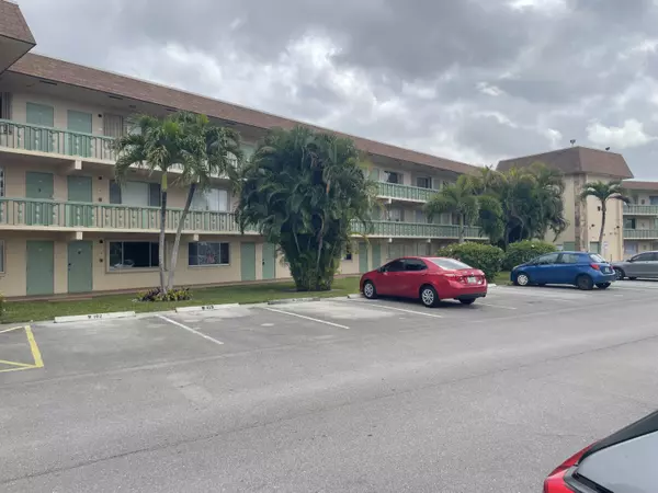 Palm Springs, FL 33461,400 W Village Green CIR 202