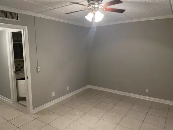 Palm Springs, FL 33461,400 W Village Green CIR 202