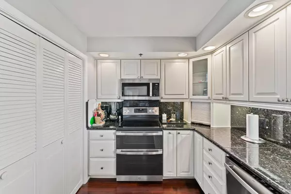 Tequesta, FL 33469,100 Beach RD 903