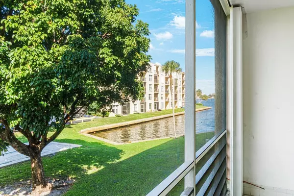 Lantana, FL 33462,200 S Waterway DR 202