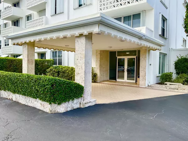 Palm Beach, FL 33480,2840 S Ocean BLVD 215