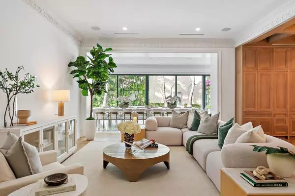 Palm Beach, FL 33480,206 Phipps Plaza