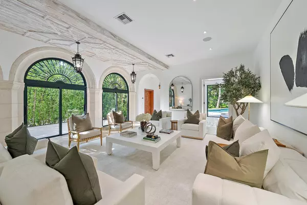 Palm Beach, FL 33480,206 Phipps Plaza