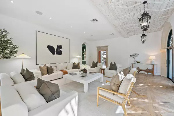 Palm Beach, FL 33480,206 Phipps Plaza