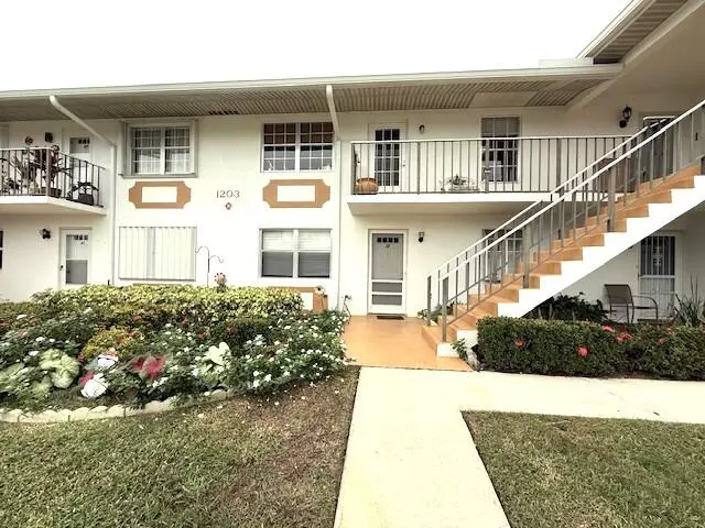 Fort Pierce, FL 34982,1203 S Lakes End DR E-1