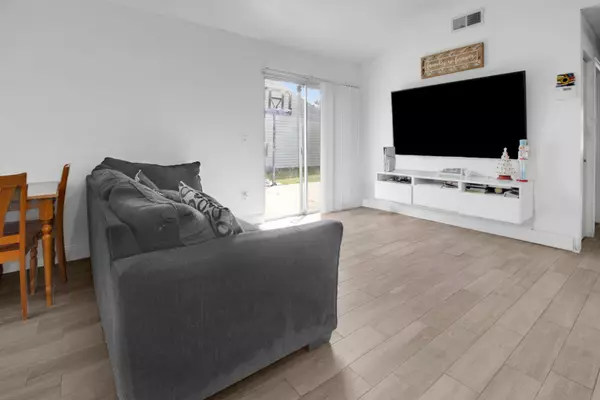 Pembroke Pines, FL 33025,8642 SW 15th ST