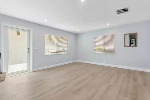 Boynton Beach, FL 33426,902 SW 17 ST