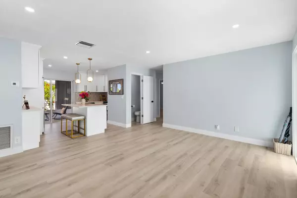 Boynton Beach, FL 33426,902 SW 17 ST