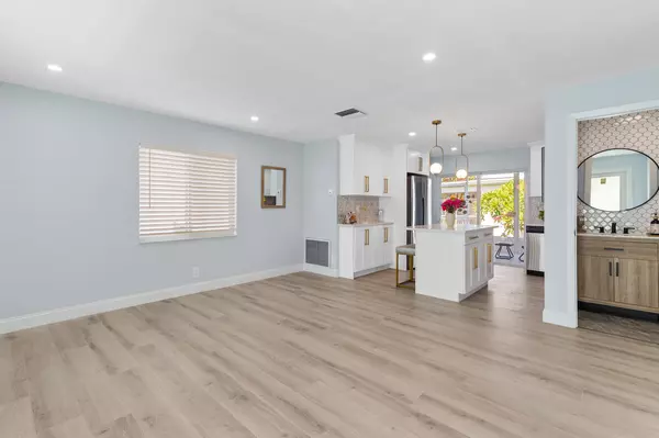 Boynton Beach, FL 33426,902 SW 17 ST