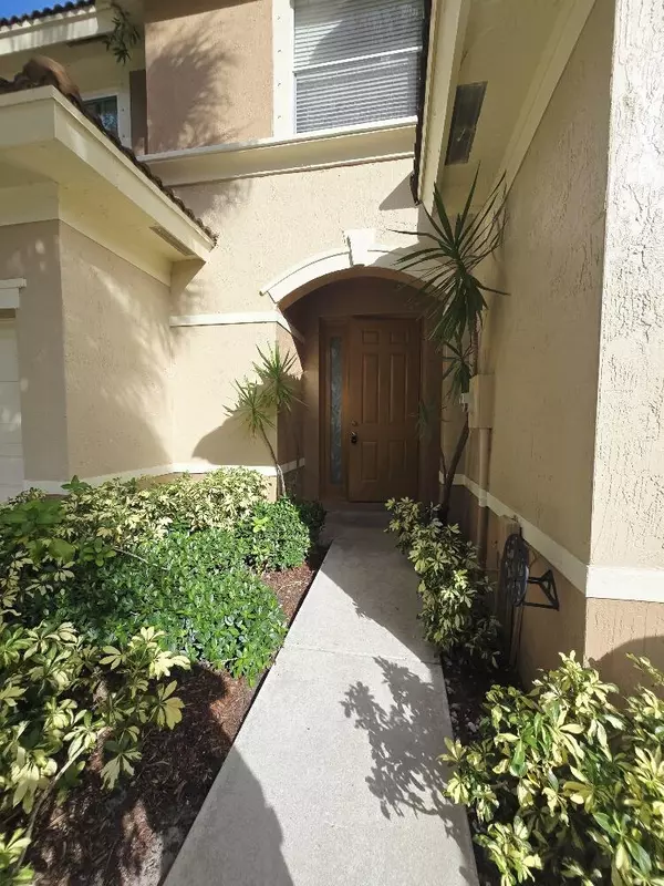 329 River Bluff LN, Royal Palm Beach, FL 33411