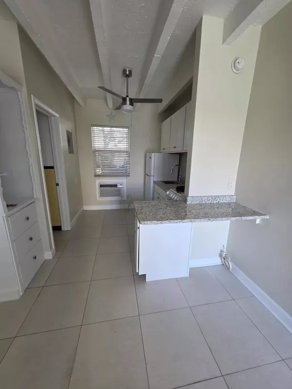 Palm Beach Shores, FL 33404,100 Cascade LN 4