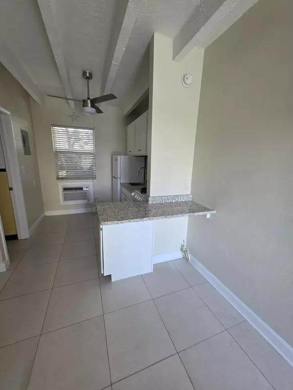 Palm Beach Shores, FL 33404,100 Cascade LN 4