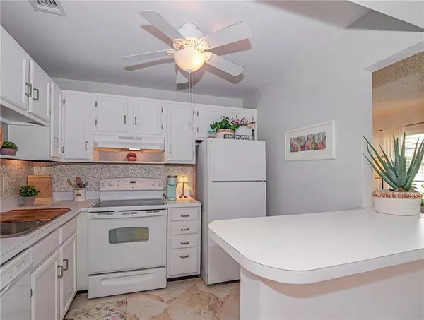 Vero Beach, FL 32962,75 Royal Oak CT 204