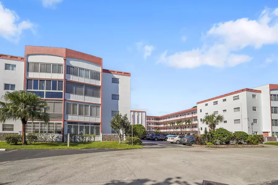 4000 NW 44th AVE 301, Lauderdale Lakes, FL 33319