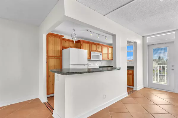 North Palm Beach, FL 33408,104 Paradise Harbour BLVD 311