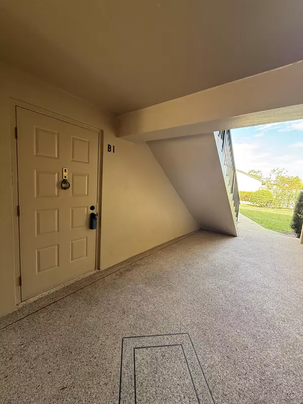 Greenacres, FL 33463,708 Sunny Pine WAY B1