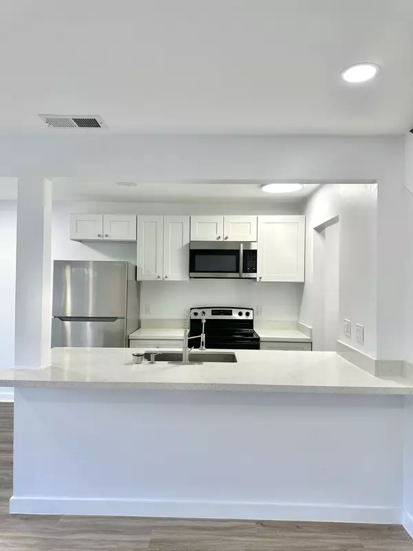 906 E Tiffany DR 2, West Palm Beach, FL 33407