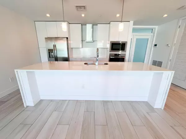 Lake Worth Beach, FL 33460,1 S Palmway 202