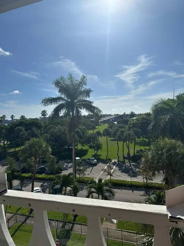 Lake Worth Beach, FL 33460,15 S Golfview RD 504