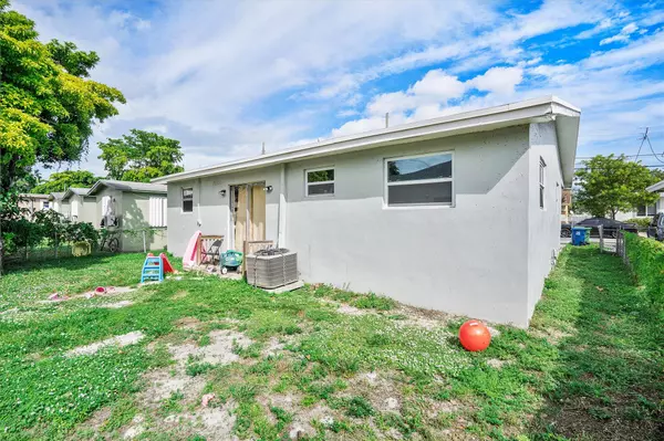 Hallandale Beach, FL 33009,811 NW 5th AVE