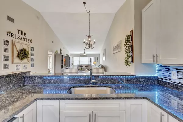 4693 E Lucerne Lakes BLVD 203, Lake Worth, FL 33467