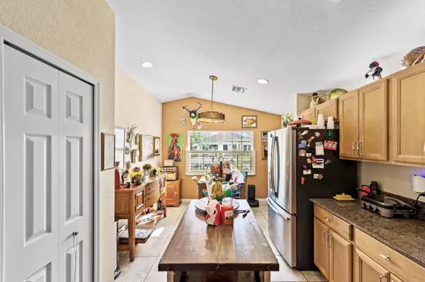 Okeechobee, FL 34974,661 SE 25th DR