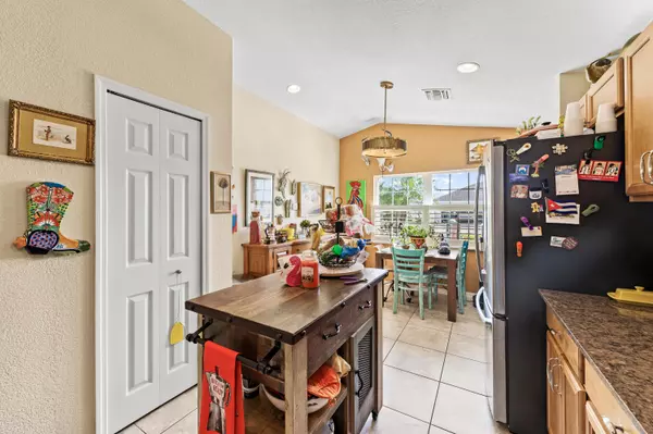 Okeechobee, FL 34974,661 SE 25th DR