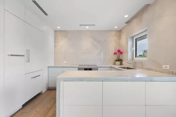 Palm Beach, FL 33480,300 S Ocean BLVD 3f