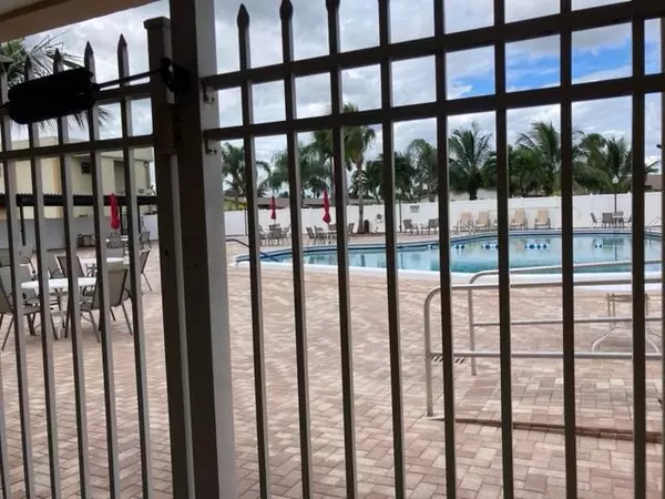 West Palm Beach, FL 33415,2894 E Crosley DR J