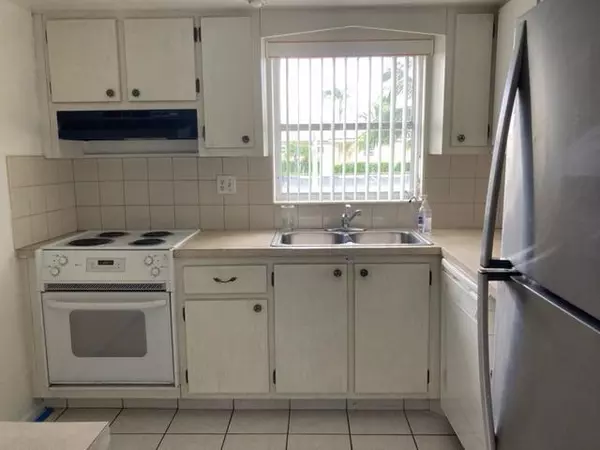 West Palm Beach, FL 33415,2894 E Crosley DR J