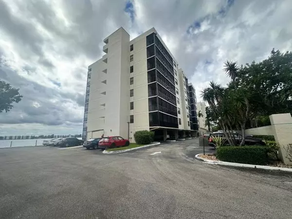 Oakland Park, FL 33309,105 Lake Emerald DR 810