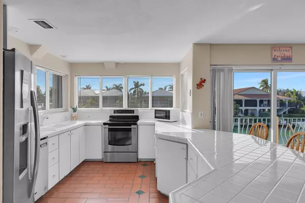 Key Colony Beach, FL 33051,541 8th ST