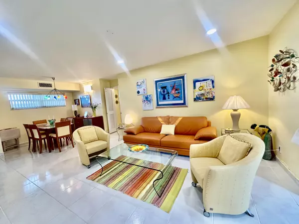 Boynton Beach, FL 33435,19 Colonial Club DR 105