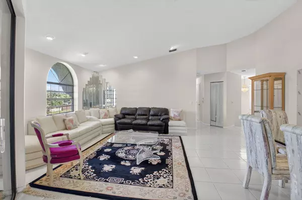 Boynton Beach, FL 33437,5203 Europa DR M