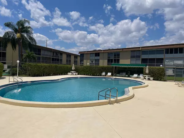 Palm Springs, FL 33461,400 W Village Green CIR 304