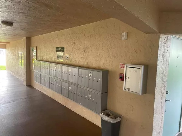 Palm Springs, FL 33461,400 W Village Green CIR 304