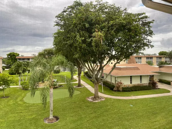 Palm Springs, FL 33461,400 W Village Green CIR 304